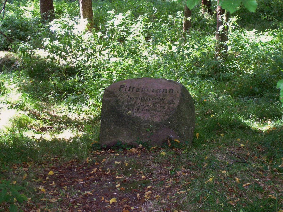 Pomnik z granitu z inskrypcją poświęconą Emilowi Pittermannowi Autor: agnieszka-ociepa-weiss