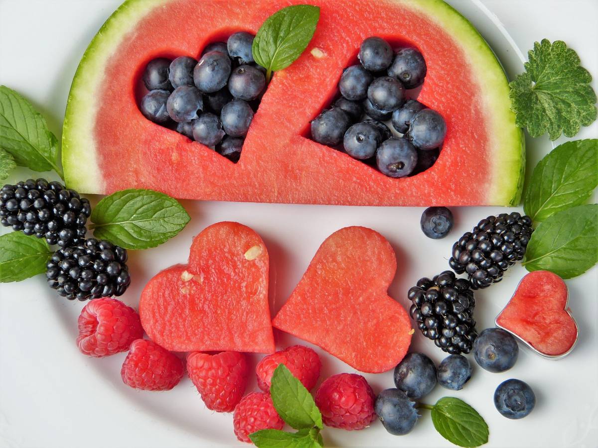 talerz z owocami - zdjęcie ilustrujące zdrowe żywienie