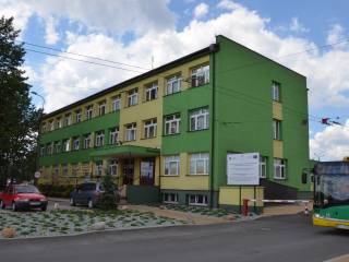 Odrestaurowany, pomalowany na żółto-zielono, budynek PKM Tychy