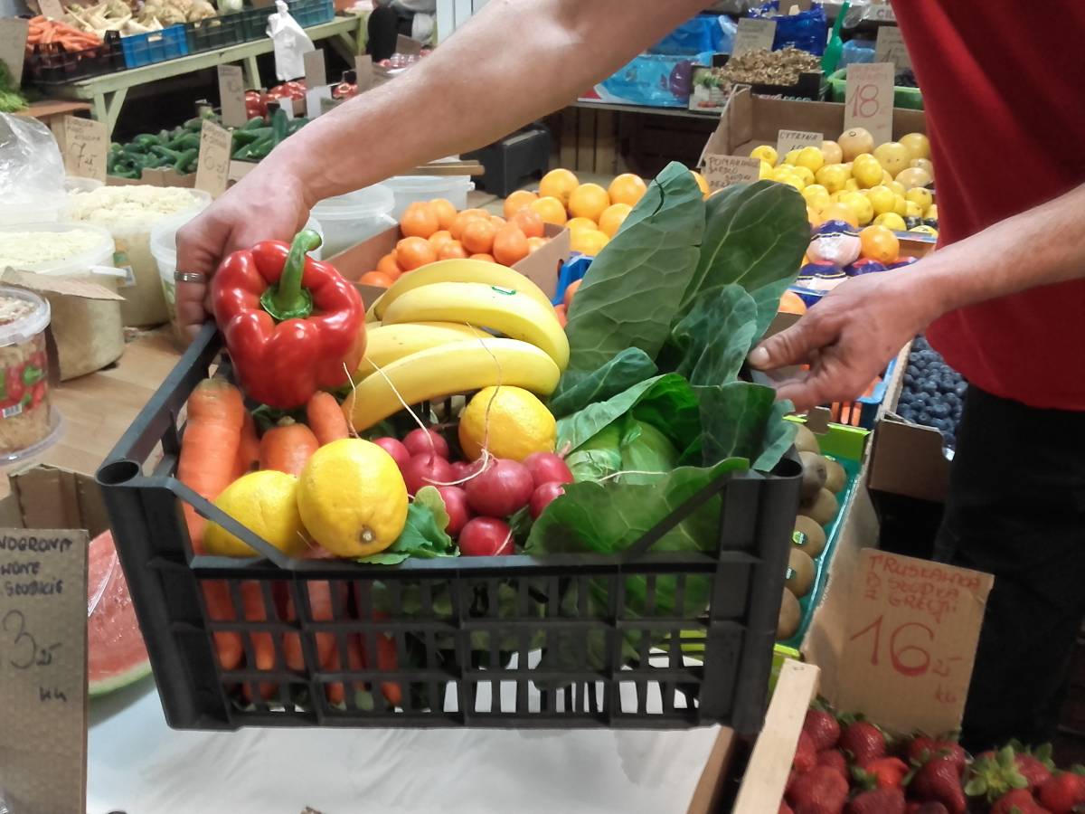Koszyk wypełniony warzywami i owocami