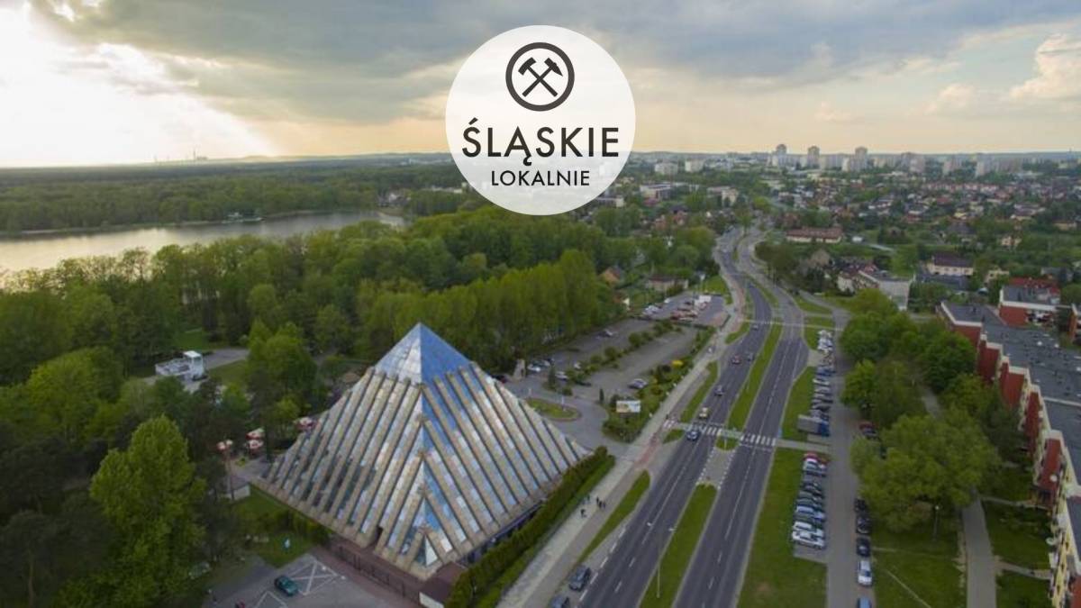 zdjęcie z drona z widokiem na tyską Piramidę z logotypem akcji Śląskie lokalnie