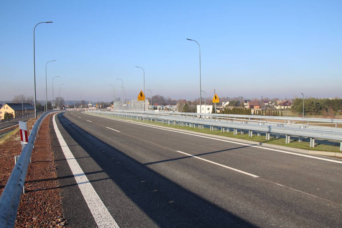 Zdjęcie nowej drogi ze świeżo położonym asfaltem i wymalowanymi liniami