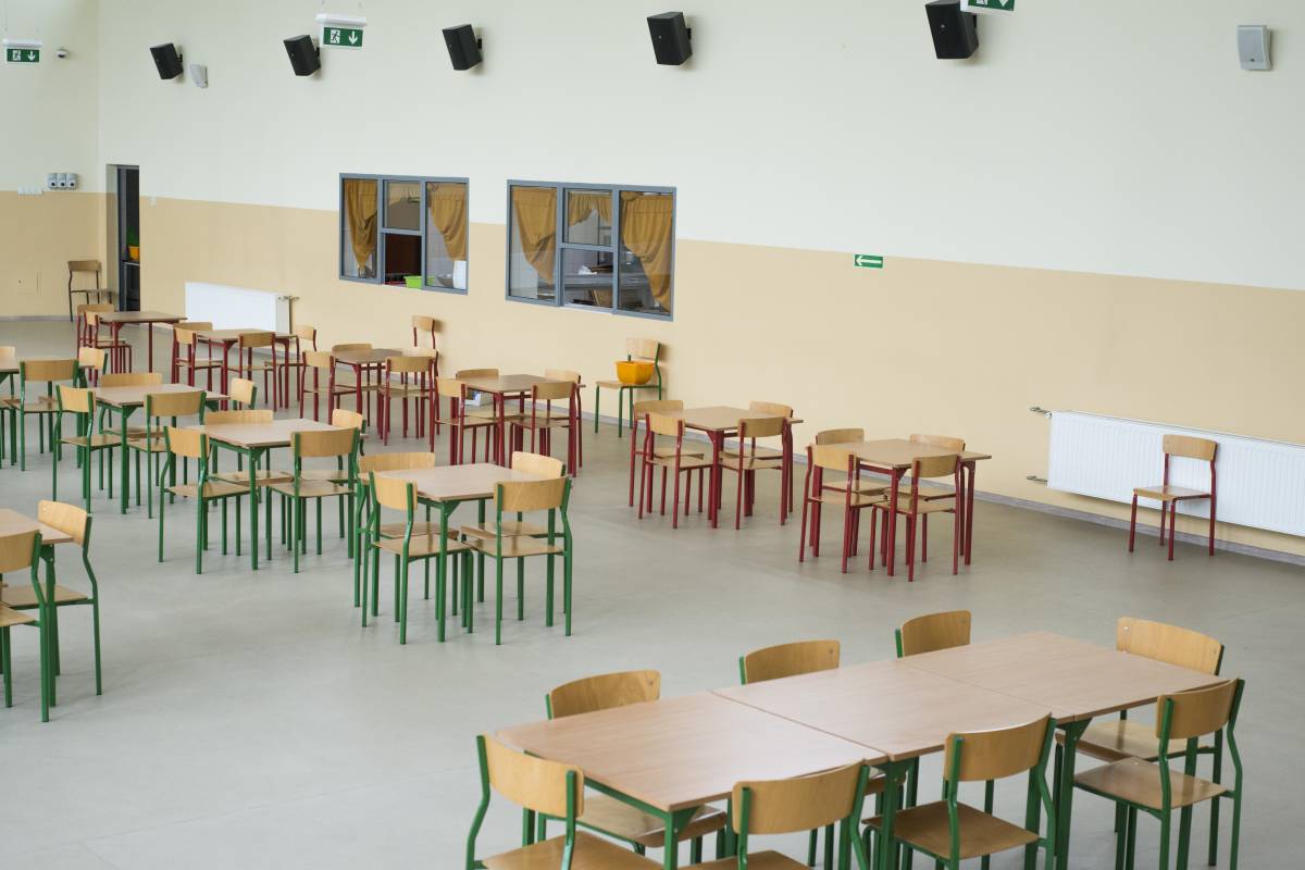 Pusta stołówka w szkole - widok na stoliki z krzesłami. Autor: Michał Janusiński