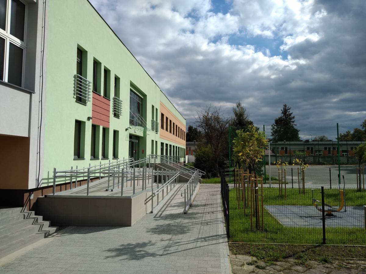 Widok na budynek - realizacja projektu: Utworzenie Centrum Usług Społecznościowych oraz mieszkań chronionych w Tychach.
