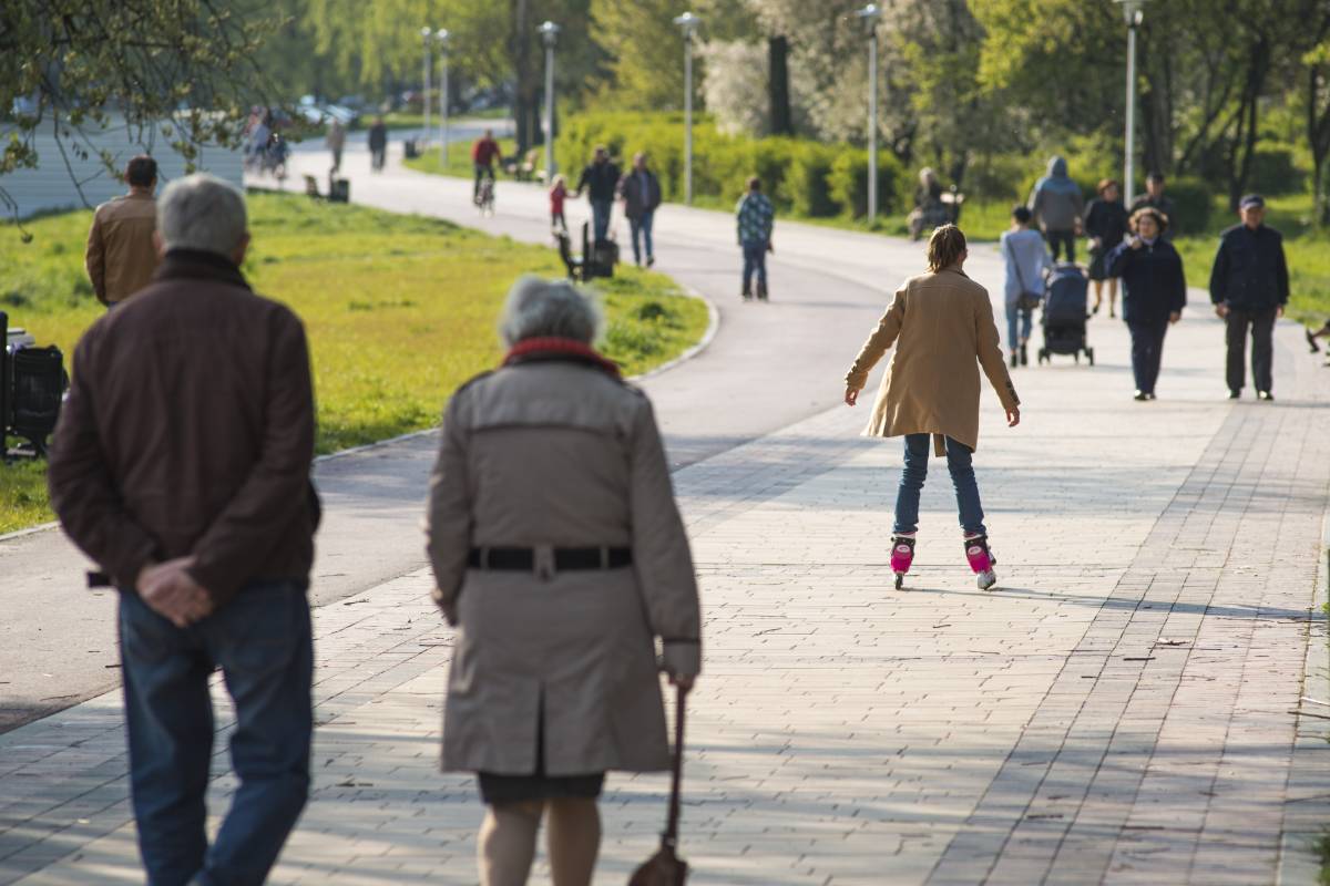 Zdjęcie ludzi spacerujących po deptaku miejskim os. N-O Autor: Michał Janusiński