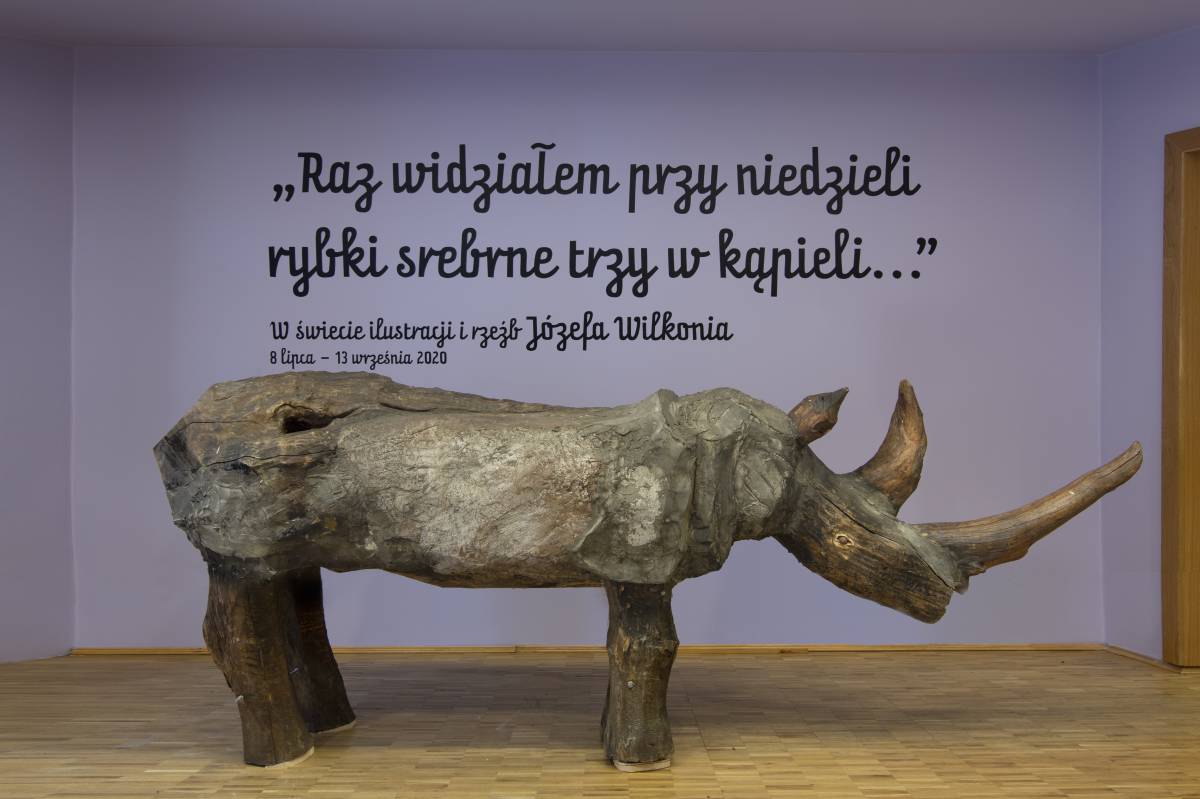 Eksponat wystawy w Muzeum Miejskim przedstawiający drewnianego nosorożca.