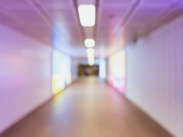 Zdjęcie podświetlonego korytarza (ujęcie z rozmytym obrazem).