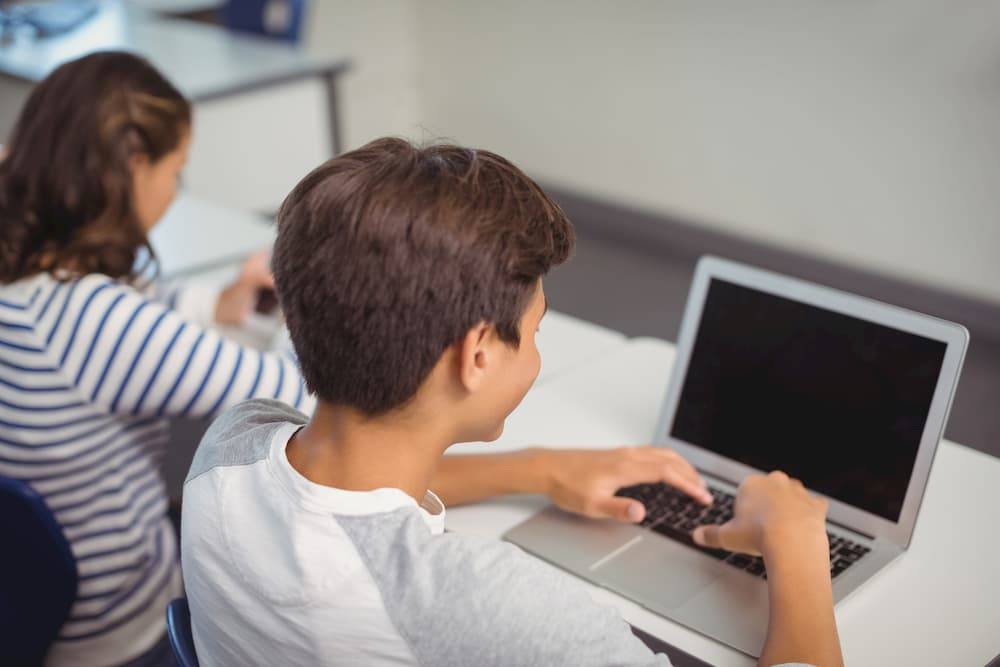 zdjęcie dzieci korzystających z laptopów