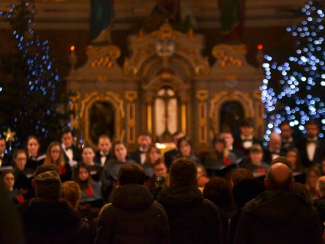 Zdjęcie z koncertu Tyskich Wieczorów Kolędowych - chór występujący w tyskim kościele