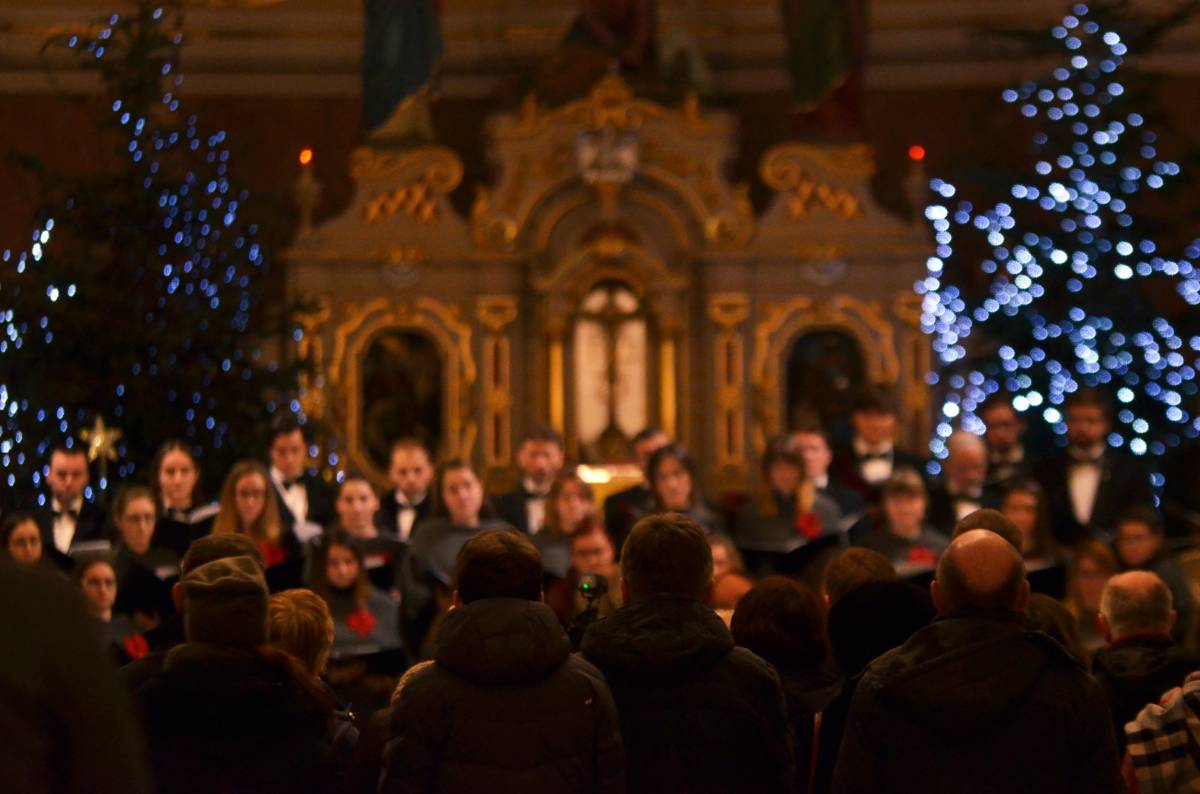 Zdjęcie z koncertu Tyskich Wieczorów Kolędowych - chór występujący w tyskim kościele
