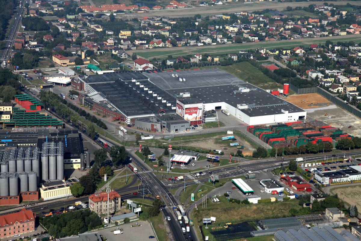 Zdjęcie skrzyżowania przy Browarze Tyskim - DK44 - z lotu ptaka, w tle budynki browaru