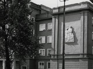 Fragment elewacji domu kultury z płaskorzeźbą. Foto: Z. Kubski, ze zbiorów Muzeum Miejskiego w Tychach Autor: Zygmunt Kubski