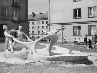 Rzeźba Chłopcy z gęsią, ok. 1960 r. Foto: St. Kasperowicz, ze zbiorów Muzeum Miejskiego w Tychach Autor: St. Kasperowicz