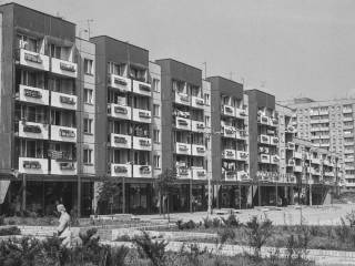 Pierzeja północna placu, lata 80. XX w. Foto: Z. Kubski, ze zbiorów Muzeum Miejskiego w Tychach Autor: Zygmunt Kubski