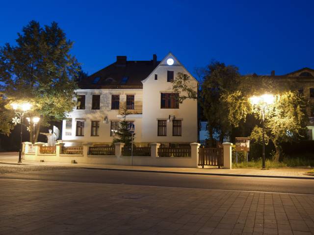 Budynek Muzeum Miejskiego w Tychach - widok nocą