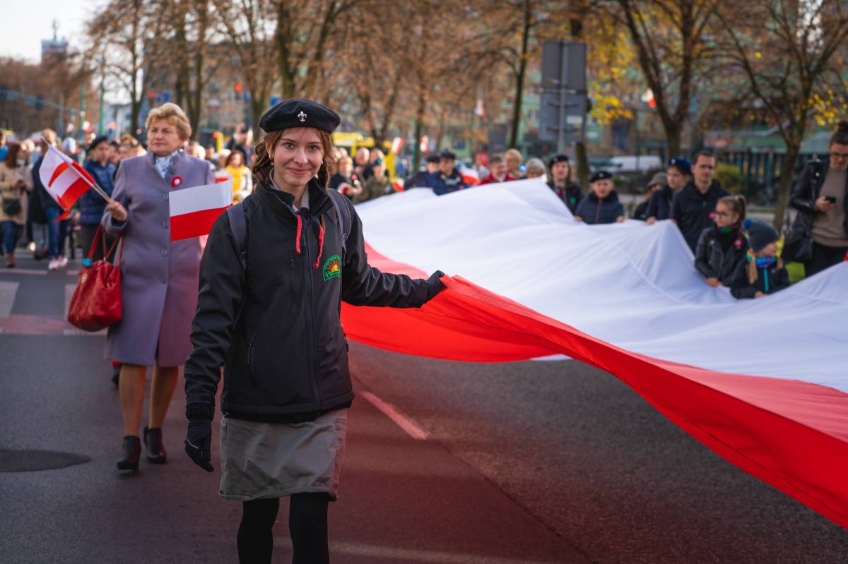 Narodowe Święto Niepodległości 2022 - młodzież niosąca flagę  Autor: Kamil Peszat