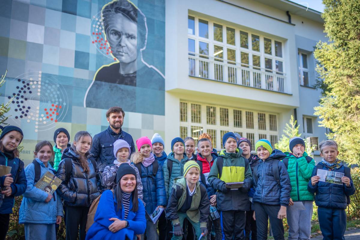 Mural Marii Curie-Skłodowskiej w Tychach - odsłonięcie - na zdjęciu uczniowie SP nr 11 i Marek Grela Autor: Kamil Peszat