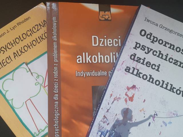 zdjęcie książek poświęconych tematowi dzieci alkoholików
