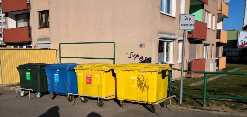 kosze na śmieci segregowane - zdjęcie