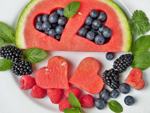 talerz z owocami - zdjęcie ilustrujące zdrowe żywienie