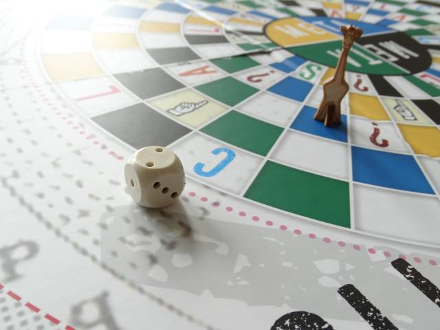 Rodzina na planszy: rozgrywki gier planszowych dla dzieci i młodzieży