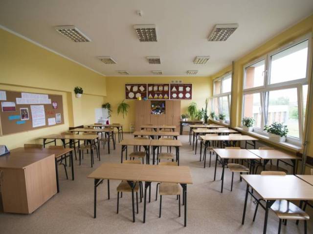 Pusta sala w szkole z ławkami i krzesłkami