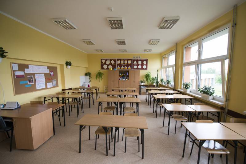 Pusta sala w szkole z ławkami i krzesłkami Autor: Michał Janusiński