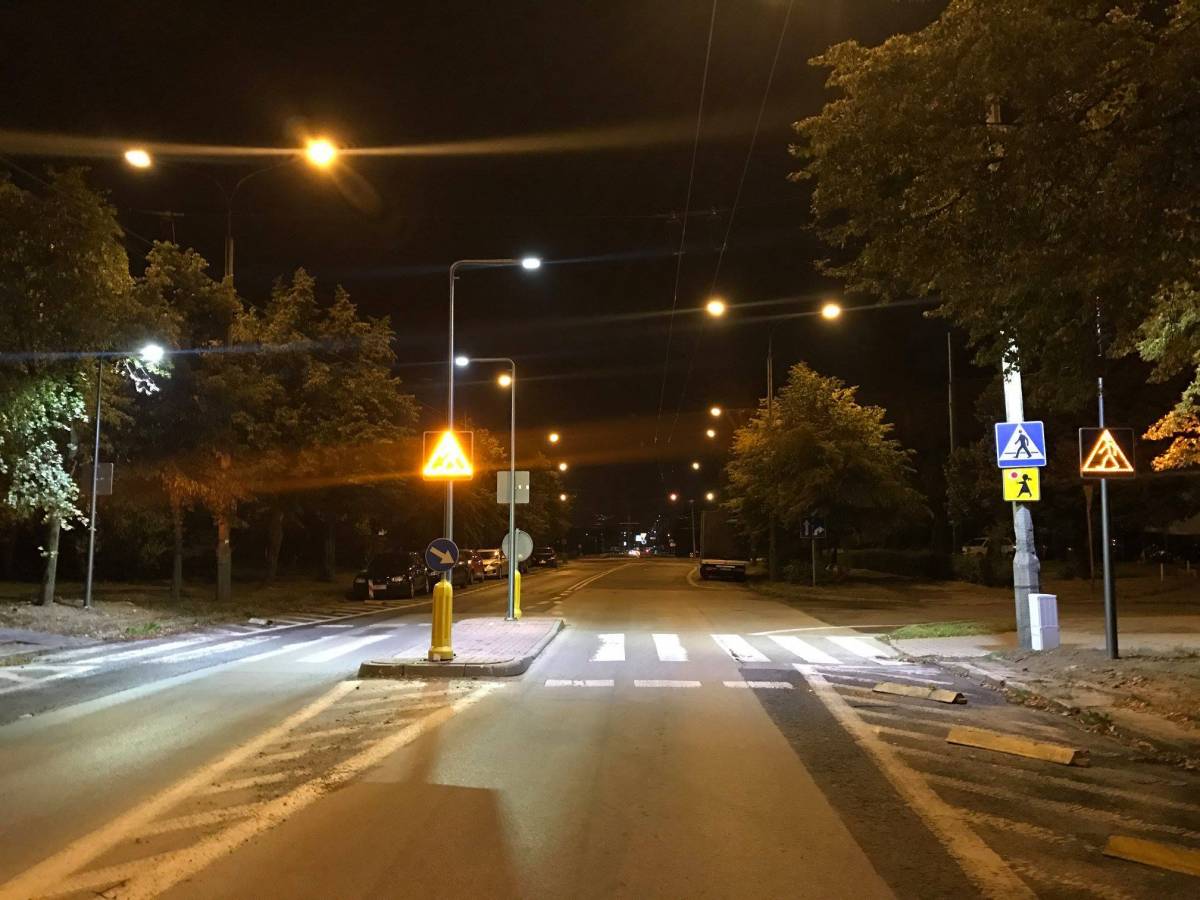 oświetlenie uliczne przy przejściu dla pieszych w Tychach