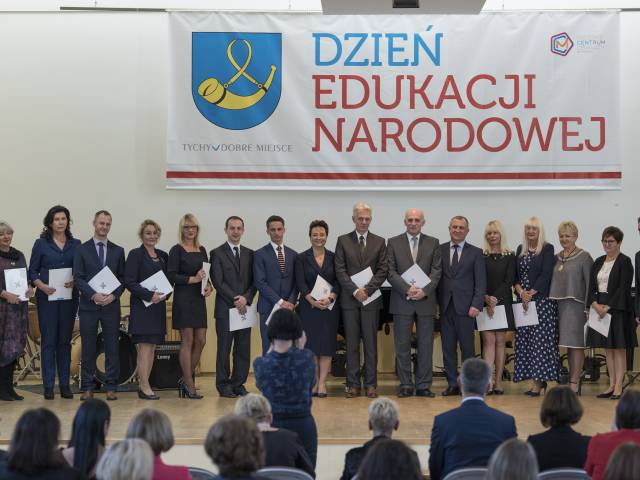 Zdjęcie grupowe osób wyróżnionych podczas Dnia Edukacji Narodowej.