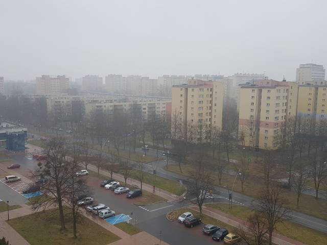 Zdjęcie Tychów w deszczowej aurze. Marznący deszcz może powodować gołoledź.