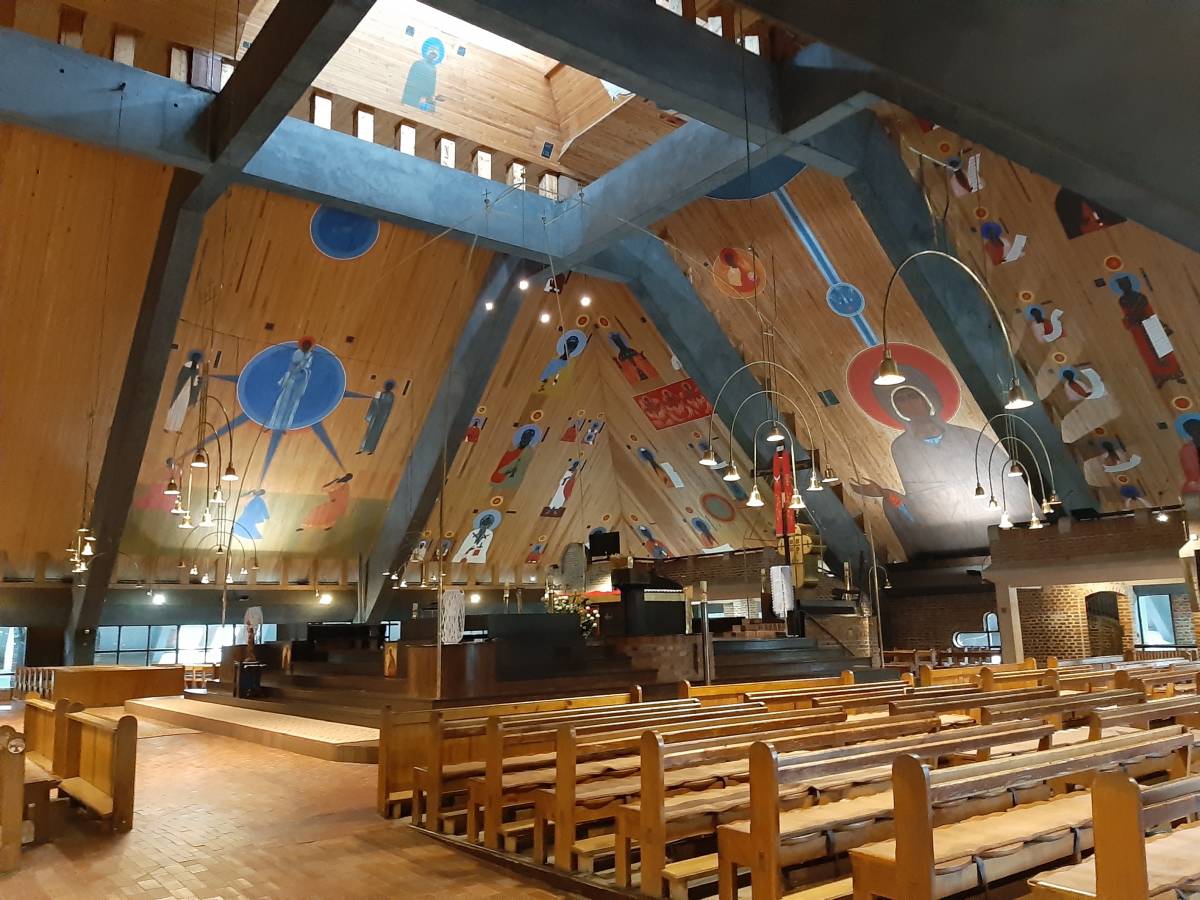 Wnętrze kościoła pw. Świętego Ducha w Tychach - widok na polichromie Jerzego Nowosielskiego