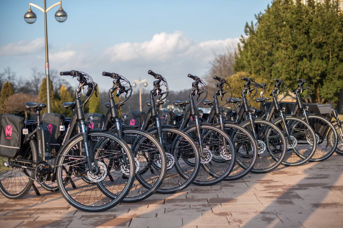 Zdjęcie kilkunastu rowerów elektrycznych z logo ZTM - Zarządu Transportu Metropolitarnego Autor: Kamil Peszat