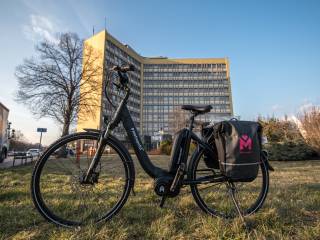 Zdjęcie rowera elektrycznego na tle Urzedu Miasta Tychy.