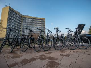 Zdjęcia rowerów elektrycznych na tle Urzędu Miasta w Tychach.