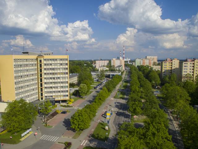 Zdjęcie z drona Urzędu Miasta Tychy wraz z aleją Niepodległości.