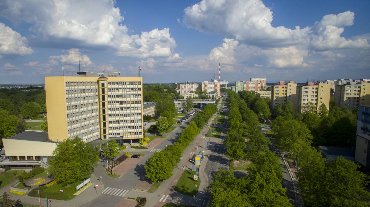 Zdjęcie z drona Urzędu Miasta Tychy wraz z aleją Niepodległości.