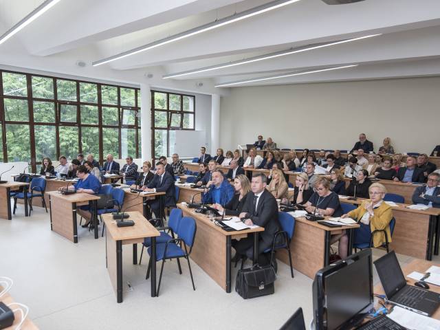 Zdjęcie z sali sesyjnej Urzędu Miasta Tychy podczas sesji Rady Miasta.
