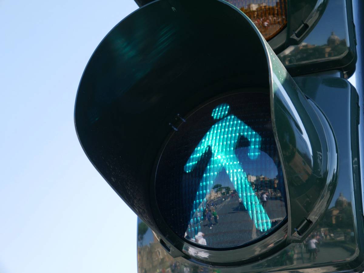 zdjęcie sygnalizacji świetlnej dla pieszych - włączone zielone światło