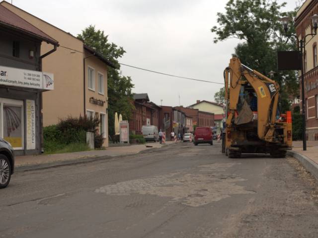 Ulica Kościuszki - widok na trwające prace przy nawierzchni drogi.