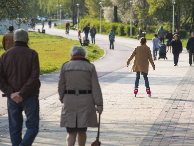 Zdjęcie ludzi spacerujących po deptaku miejskim os. N-O