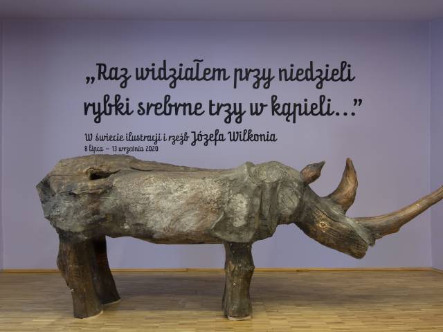 Eksponat wystawy w Muzeum Miejskim przedstawiający drewnianego nosorożca. 