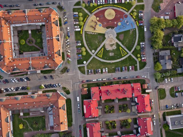  Zdjecie osiedla Balbina z drona - widok na kolorowy plac zabaw i przylegające budynki. 