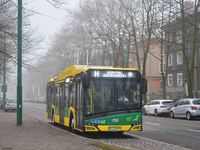 Zdjęcie trolejbusu lini H przy przystanku Tychy Dworzec