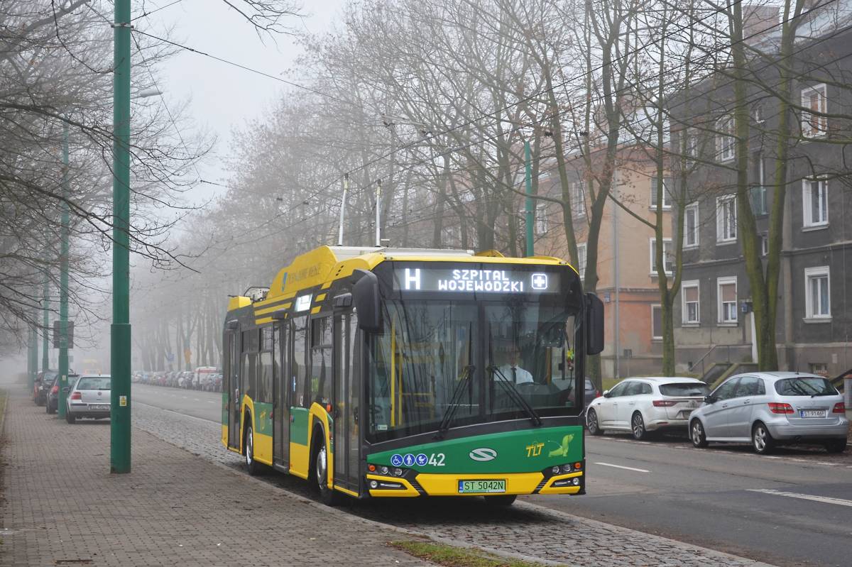 Zdjęcie trolejbusu lini H przy przystanku Tychy Dworzec