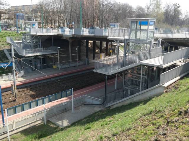 Zdjęcie wiaduktu przy ul. Grota Roweckiego oraz infrastruktury kolejowej pod nim.