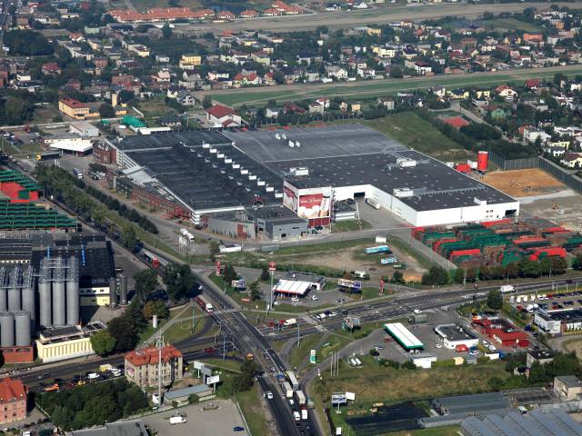 Zdjęcie skrzyżowania przy Browarze Tyskim - DK44 - z lotu ptaka, w tle budynki browaru