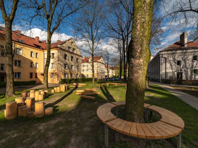 Podwórko na przy ul. Bibliotecznej wyremontowane ze środków budżetu obywatelskiego - widok na drewnianą architekturę