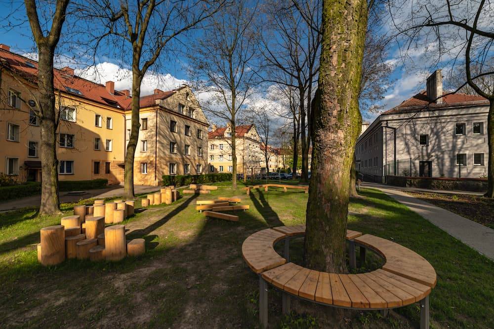 Podwórko na przy ul. Bibliotecznej wyremontowane ze środków budżetu obywatelskiego - widok na drewnianą architekturę Autor: Michał Janusiński