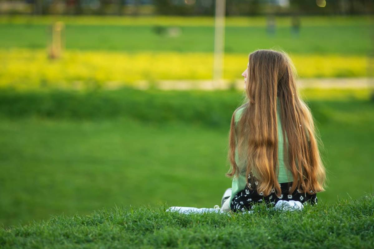 Dziewczynka na miejskim trawniku Autor: Michał Janusiński
