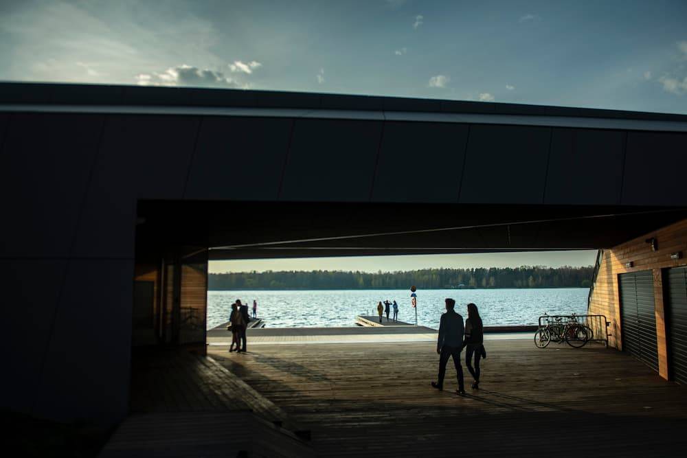 Widok na przystań kajakową - środek budynku za którym widać jezioro. Autor: Michał Janusiński